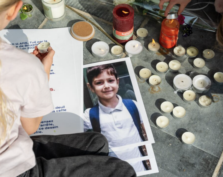 Mladý policajt usmrtil chlapca na kolobežke, autom ho zrazil v parku