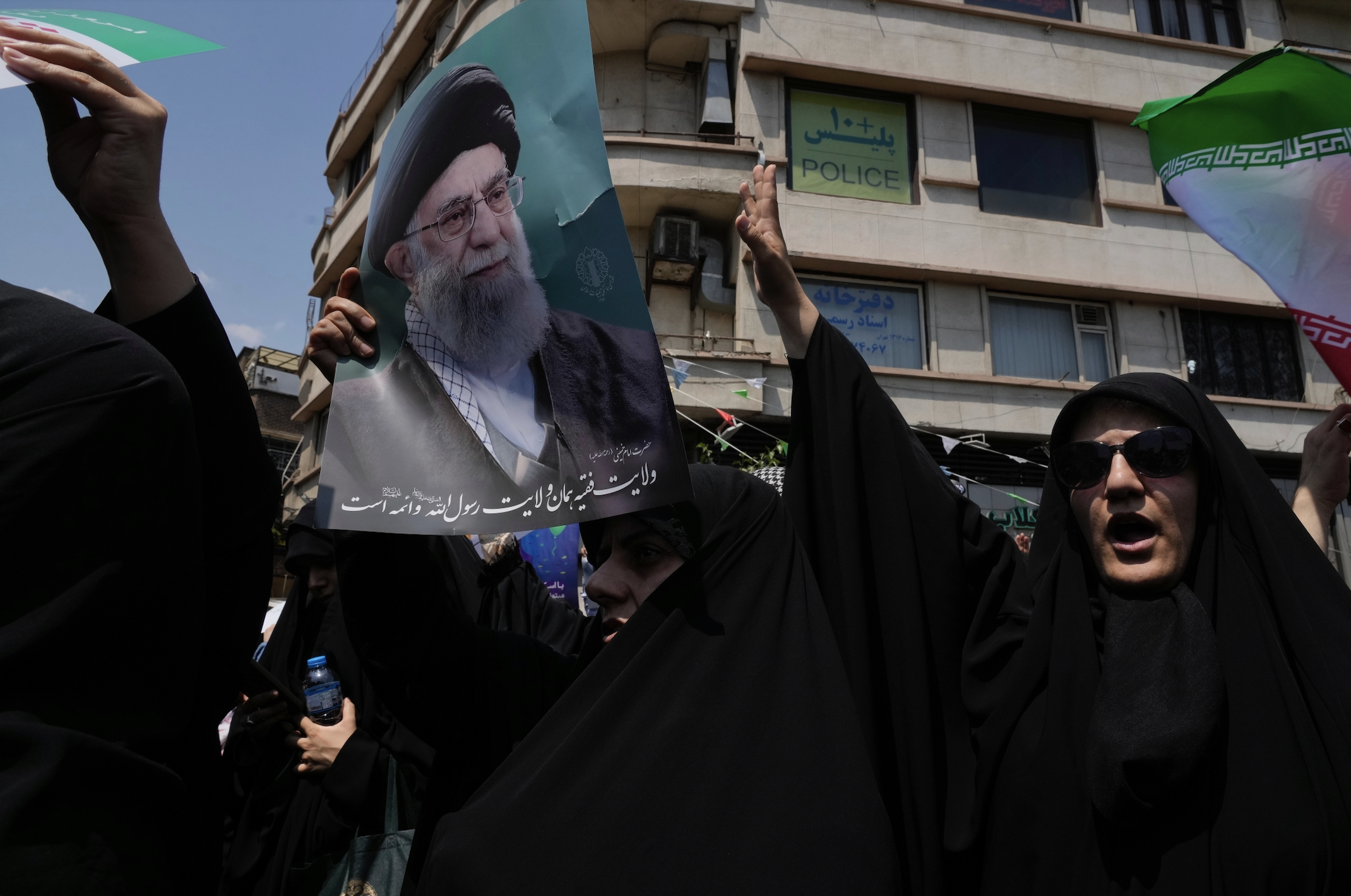 Izrael zabil deväť jadrových vedcov, Teherán hovorí o teroristickom útoku