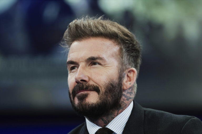 Beckhama povýšili do šľachtického stavu, titul sir mu udelil kráľ Karol III.