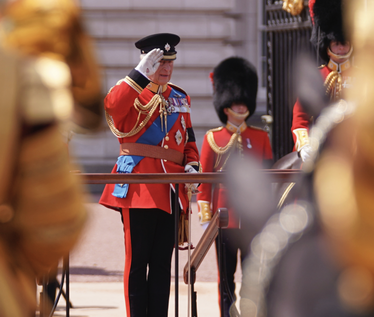 Kráľ Karol si uctil obete havárie Air India čiernou páskou a minútou ticha
