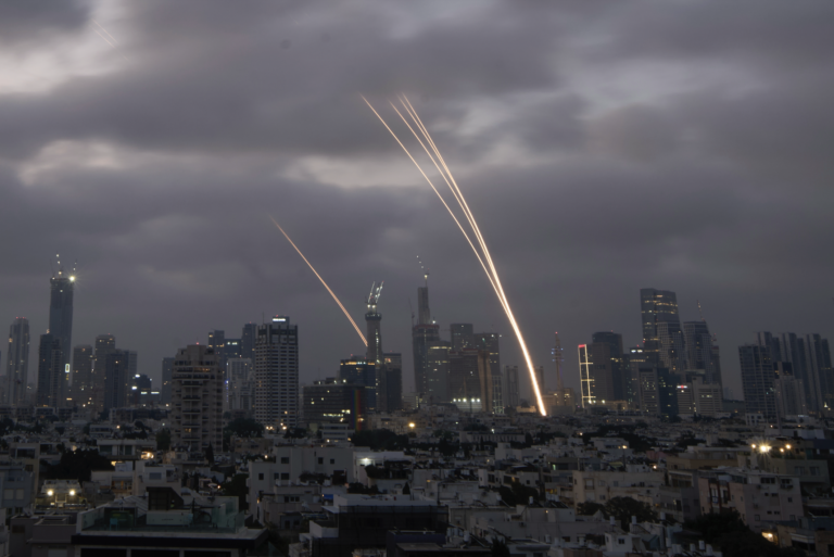 Izrael hlási raketový útok z Iránu krátko po začiatku prímeria