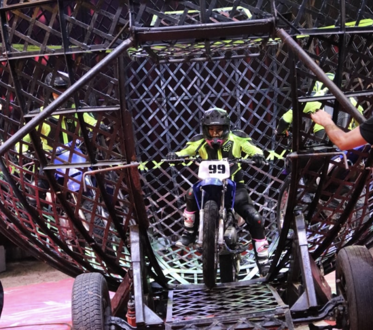 Dráma v cirkuse na juhu Slovenska: kaskadérovi po nehode trčala kosť