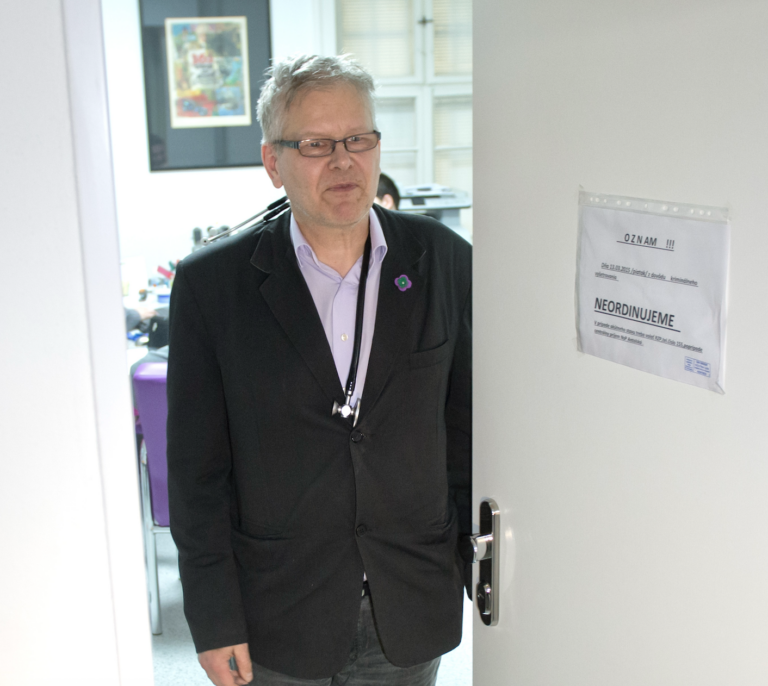 Doktor vyzýval na odpor proti covidovým opatreniam. Súd preverí podnecovanie