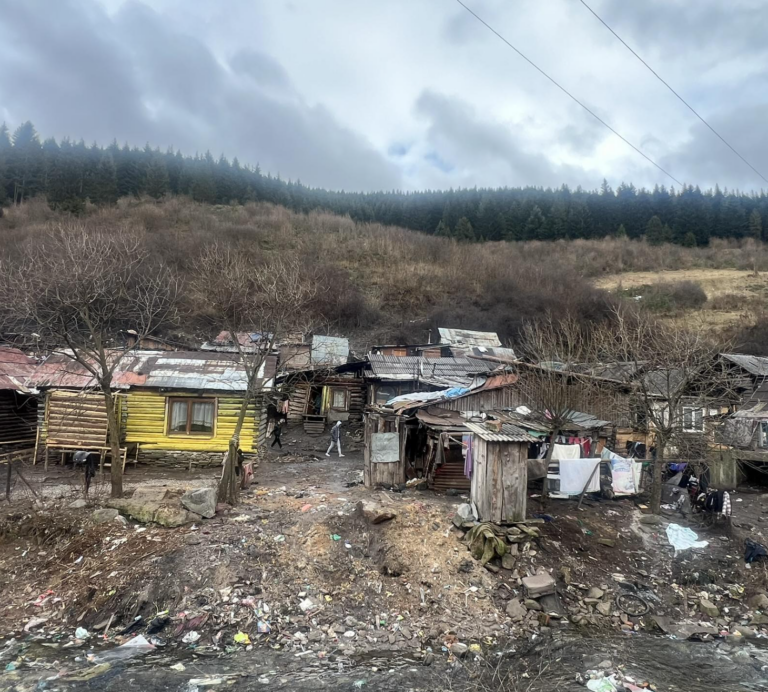 Nad rómskou osadou sa zosúva svah. Presídliť treba stovky osôb