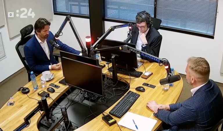 Štúdio Sobotných dialógov. Robert Klaiňák (vľavo) a Juraj Krúpa. Foto: screenshot Sobotné dialógy STVR