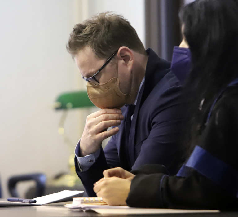 Za korupciu si expolicajt NAKA posedí doma, sudca od väzenia upustil