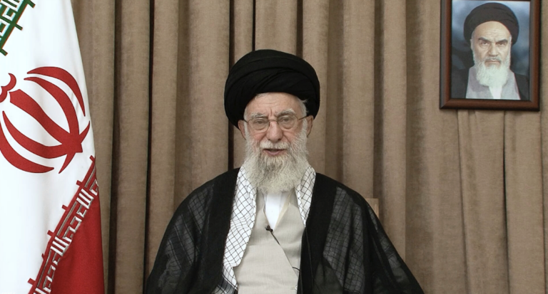 Najvyšší iránsky vodca sa vraj vyhol atentátu tým, že sa ukryl v podzemí