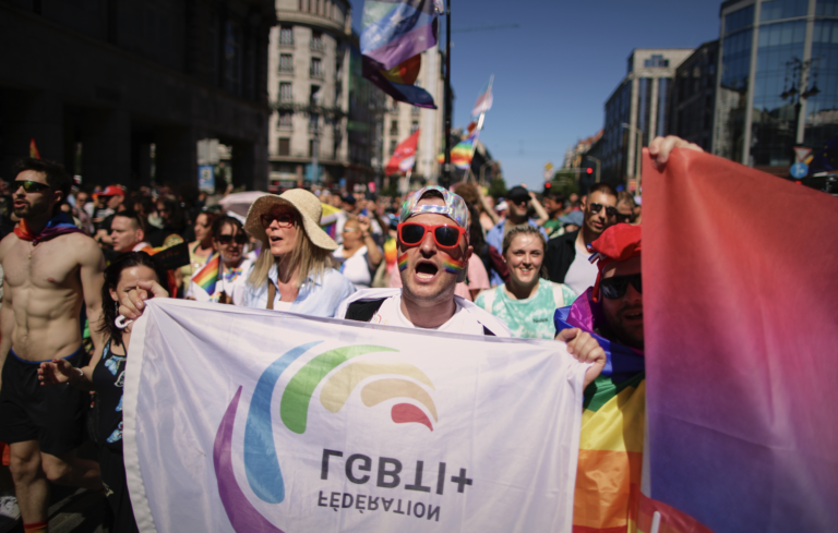 Na pochode Budapest Pride sa zišli desaťtisíce ľudí, vysmievali sa Orbánovi