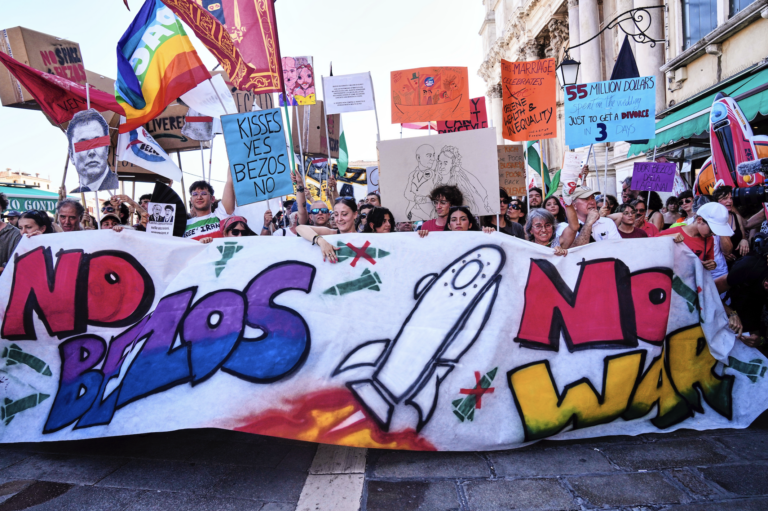 Benátky nie sú ihriskom bohatých. Bezos odoláva antikapitalistickým protestom