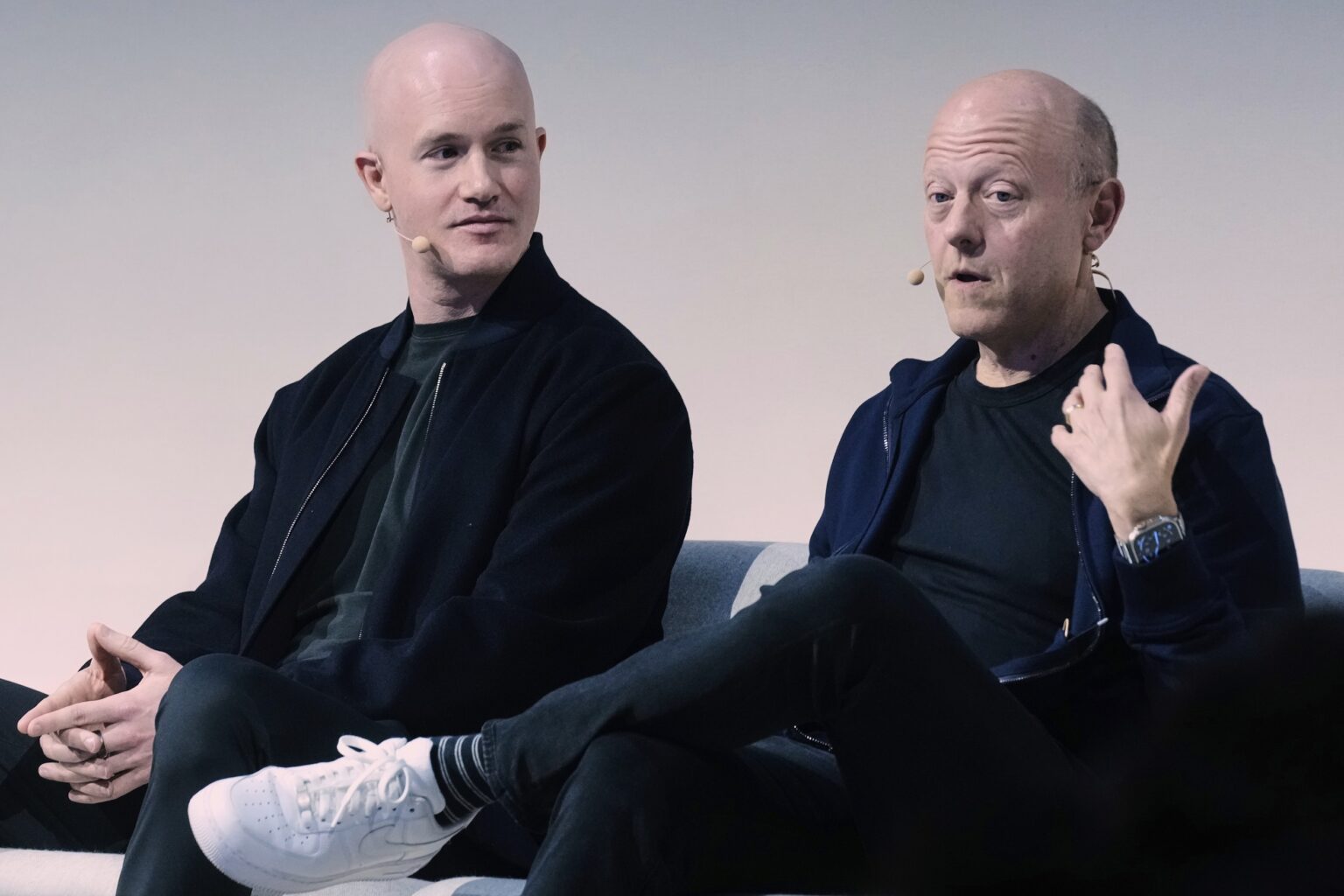 Brian Armstrong (vľavo) spoluzakladateľ a generálny riaditeľ spoločnosti Coinbase, a Jeremy Allaire, spoluzakladateľ, predseda predstavenstva a generálny riaditeľ spoločnosti Circle. Foto: TASR/AP