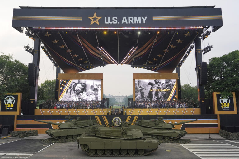 Trump oslávil armádu prehliadkou, krajinu zachvátili masové protesty