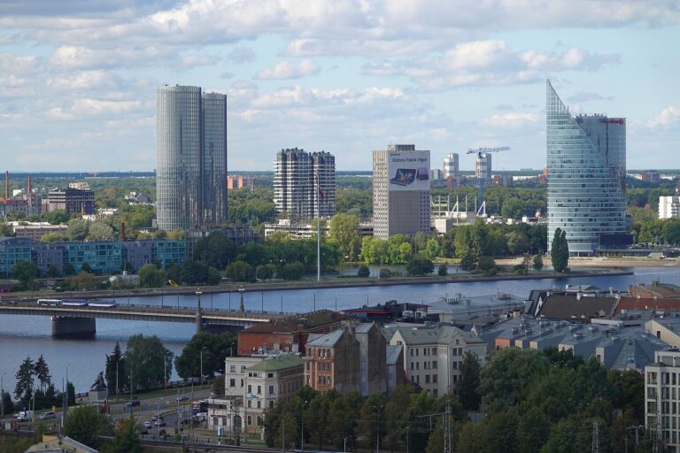 Lotyšsko zakázalo Rusom a Bielorusom kupovať nehnuteľnosti