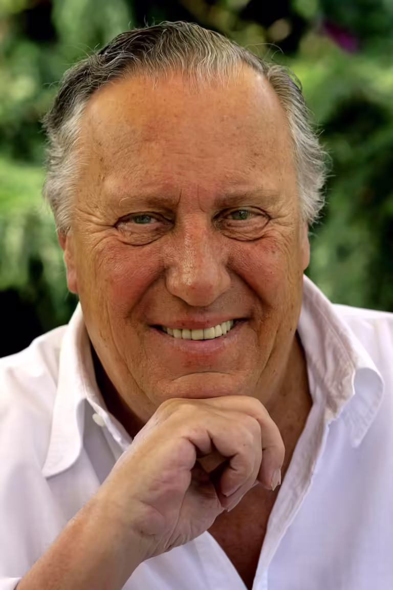 Frederick Forsyth, autor „Deň Šakala“ a agent MI6, zomrel doma v kruhu rodiny