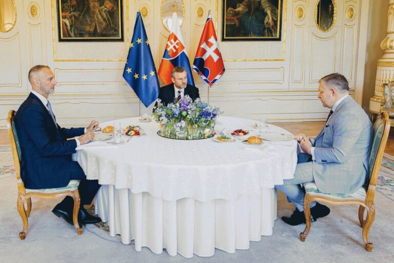 Fico, Pellegrini a Raši rokovali o obrane, chystá sa politický okrúhly stôl