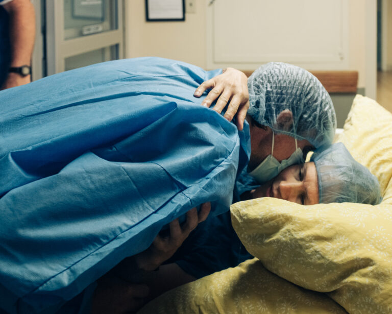 Otec dieťaťa pri pôrode sekciou sa stáva samozrejmosťou aj v slovenských pôrodniciach. Foto: Michael Hanson/Getty Images