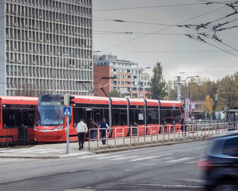 Transakčná daň sa týka aj mestskej hromadnej dopravy v Bratislave. Foto: Jozef Jakubčo / Petit Press / Profimedia