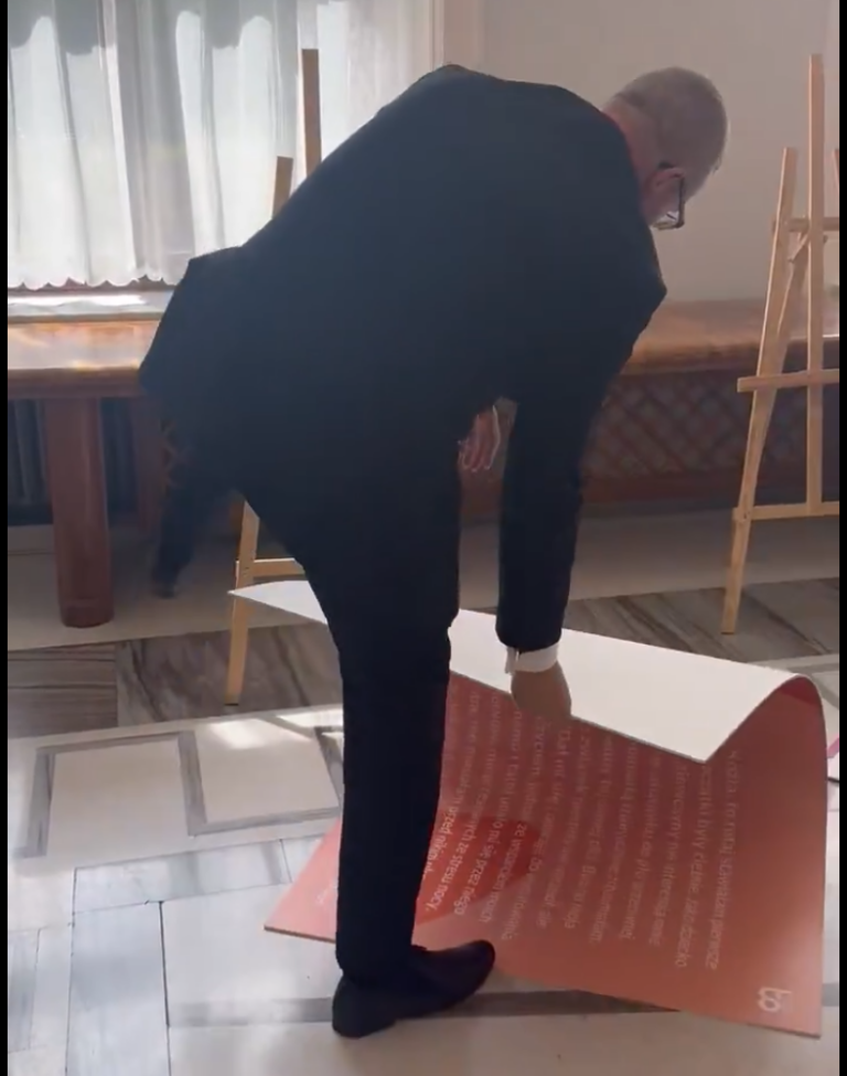 Poľský politik ničil LGBT výstavu priamo pred očami stráže a kamier