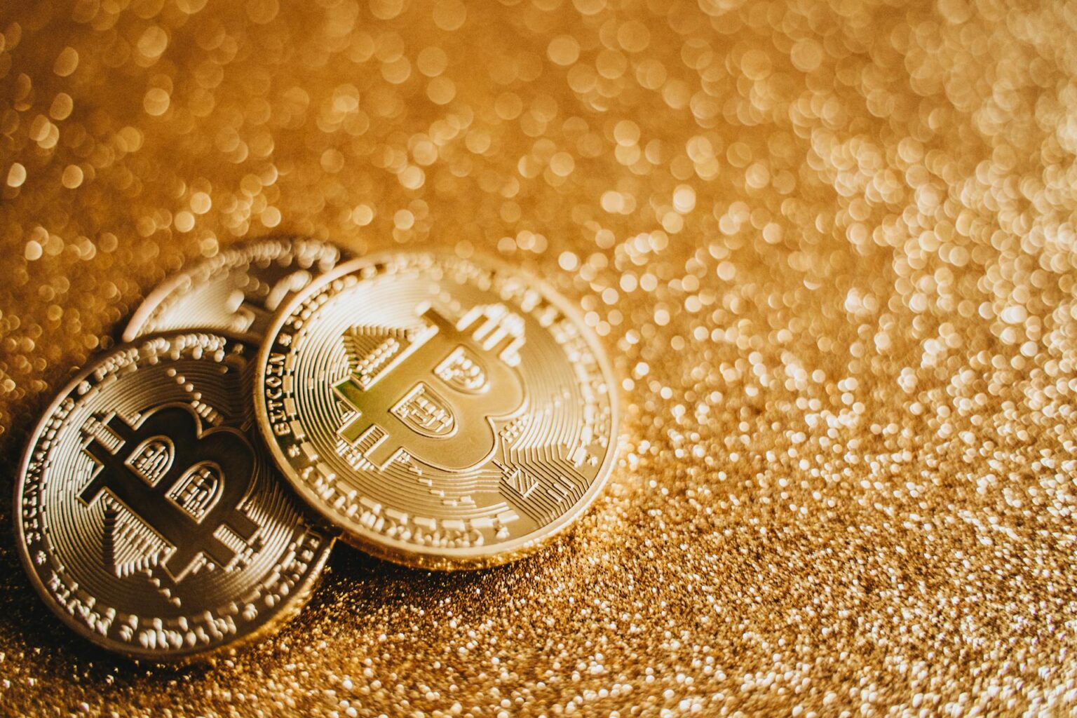 Zlato a bitcoin. Ilustračné foto: Pexels.com