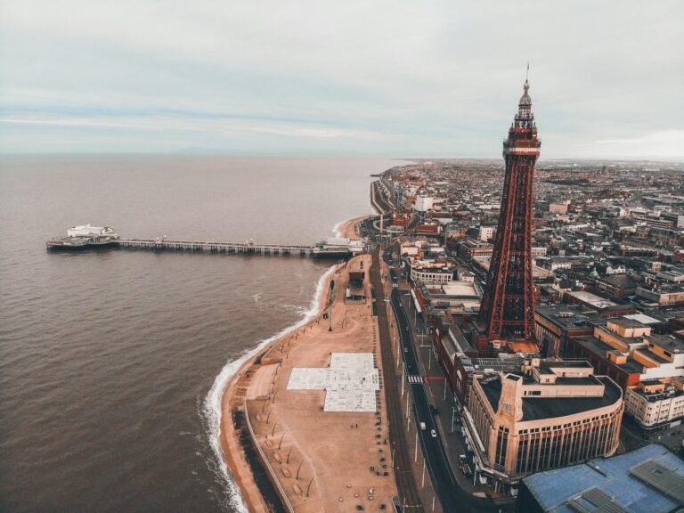 Britskú dvojicu gayov obvinili zo znásilnenia adoptovaného chlapca