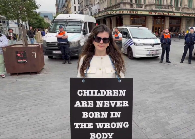 V Bruseli zadržali ženu za nápis „Deti sa nikdy nerodia v nesprávnom tele“