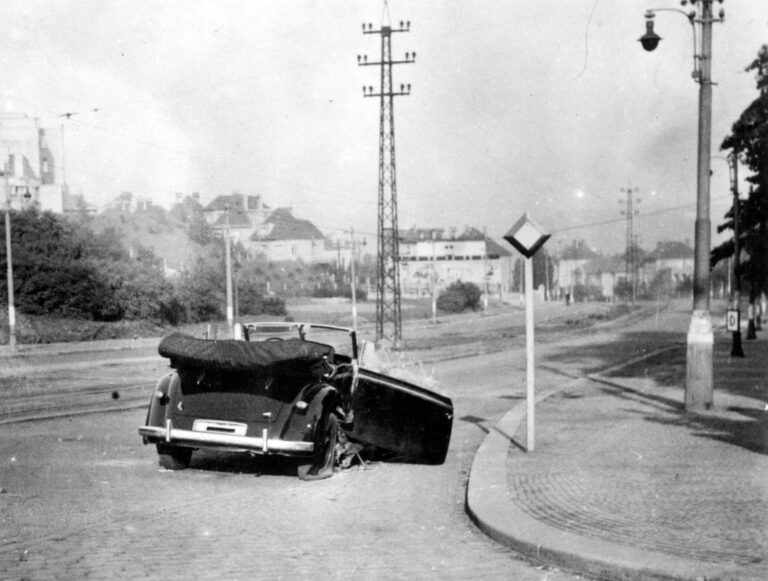Fotografia mercedesu Reinharda Heydricha (1904-1942) po jeho zavraždení. Reinhard Tristan Eugen Heydrich bol vysokopostavený nemecký nacistický úradník počas druhej svetovej vojny. Dátum: 1942 Foto: World history archive / Profimedia