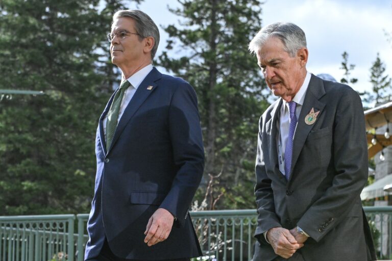 Budúci a súčasný šéf Fedu? Scott Bessent a Jerome Powell. Foto: Widak/NurPhoto / Shutterstock Editorial / Profimedia