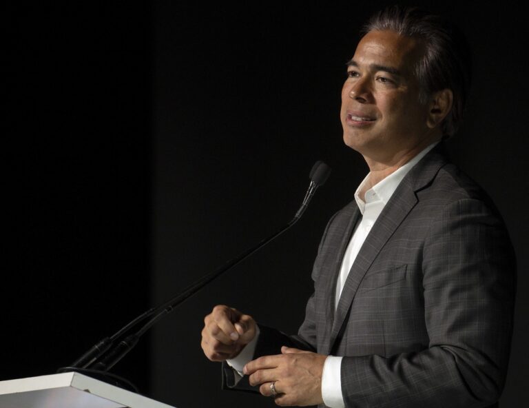 Kalifornia podáva žalobu na Donalda Trumpa pre zásah proti protestom