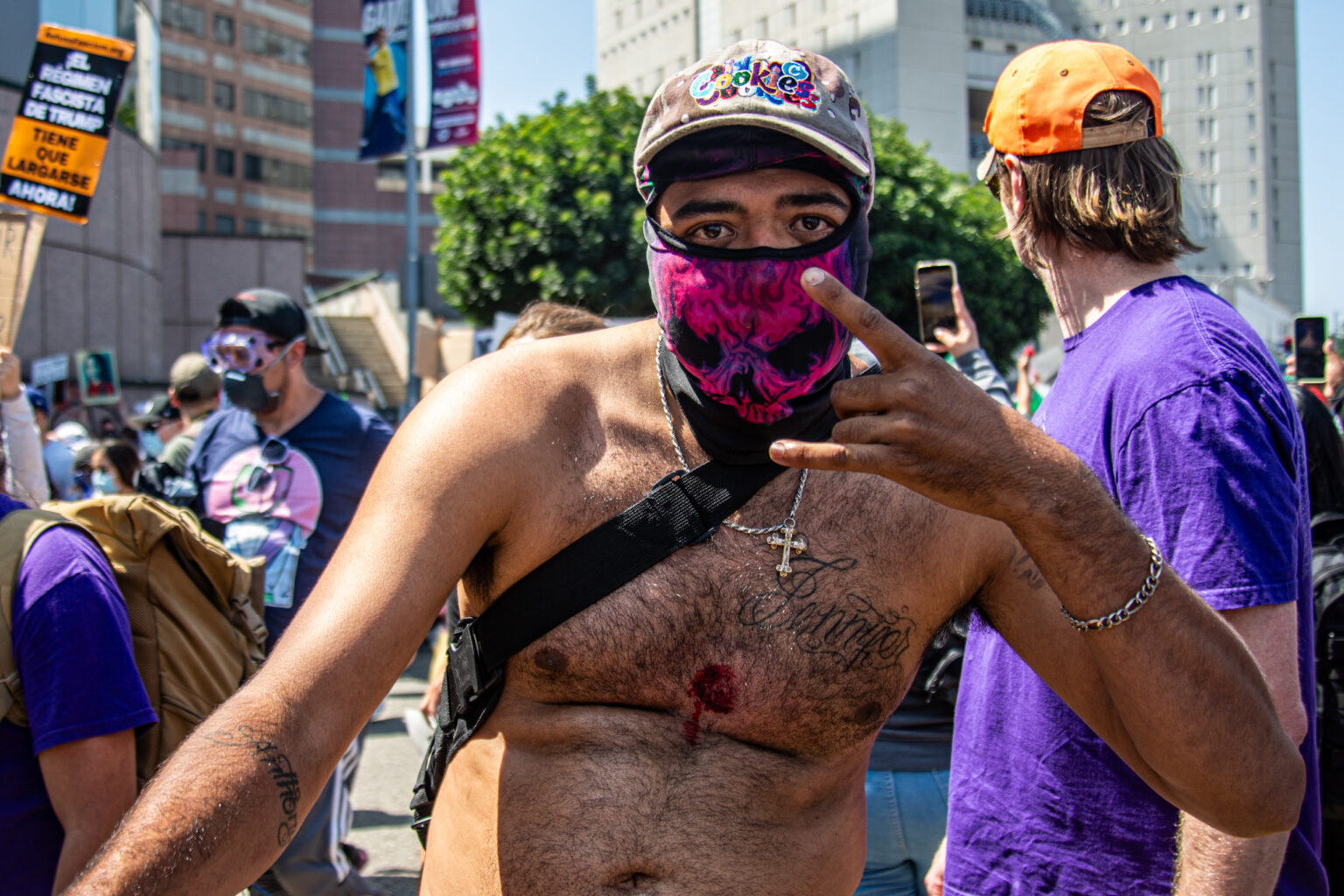 Demonštrant vzdoruje príslušníkom Národnej gardy a pohraničnej stráže počas demonštrácií proti raziám ICE 8. júna 2025, Los Angeles, Kalifornia, USA. Zdroj: Jake Lee Green/ZUMA Press Wire