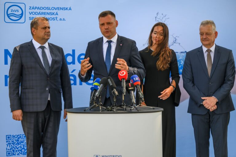 Minister Taraba na problém upozornil počas tlačovej konferencie o významnej investícii do vodárenského projektu na Žitnom ostrove. Foto: TASR 