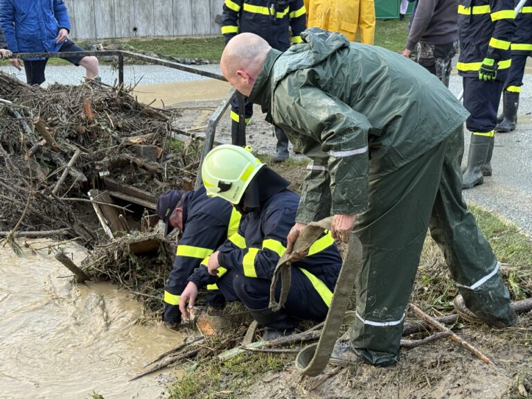Hasiči pátrajú v Oboríne po dvoch mladistvých, mali sa utopiť v rieke