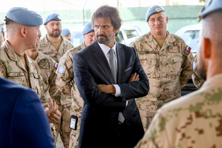 Robert Kaliňák so slovenskými vojakmi na Cypre. Foto: mosr.sk