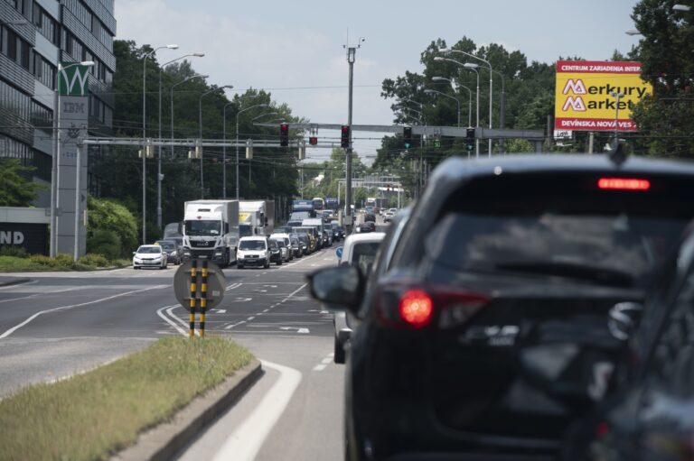V Bratislave sa na viacerých miestach tvoria kolóny