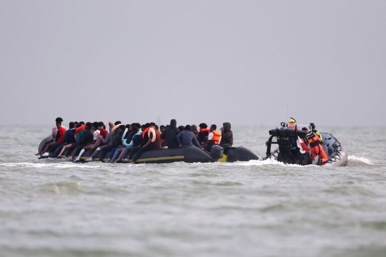 Francúzski policajti po prvý raz prepichli čln s migrantmi, Británia je nadšená