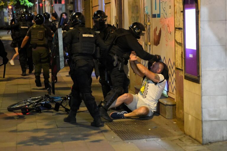 Protesty proti Vučićovi pokračujú, polícia zadržala desiatky ľudí