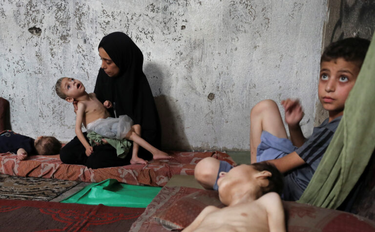 Londýn zahájil evakuáciu chorých detí z Gazy, prvá skupina je už na ceste