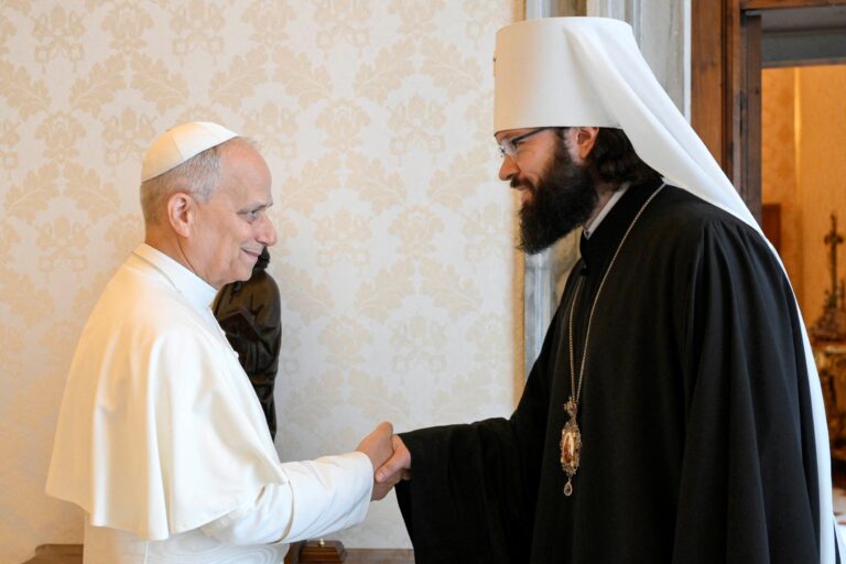 Pápež Lev sa stretol s ruským metropolitom, zrejme sa snaží o zmier medzi cirkvami