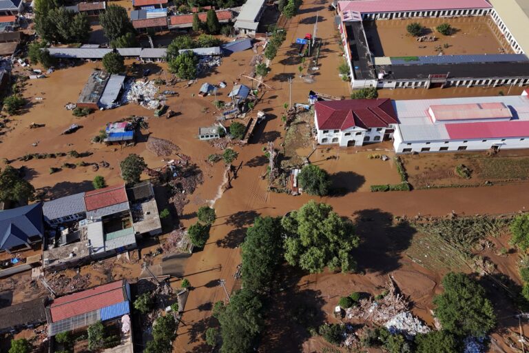 Po intenzívnych dažďoch v Pekingu zomrelo 44 ľudí, hlásia aj nezvestných