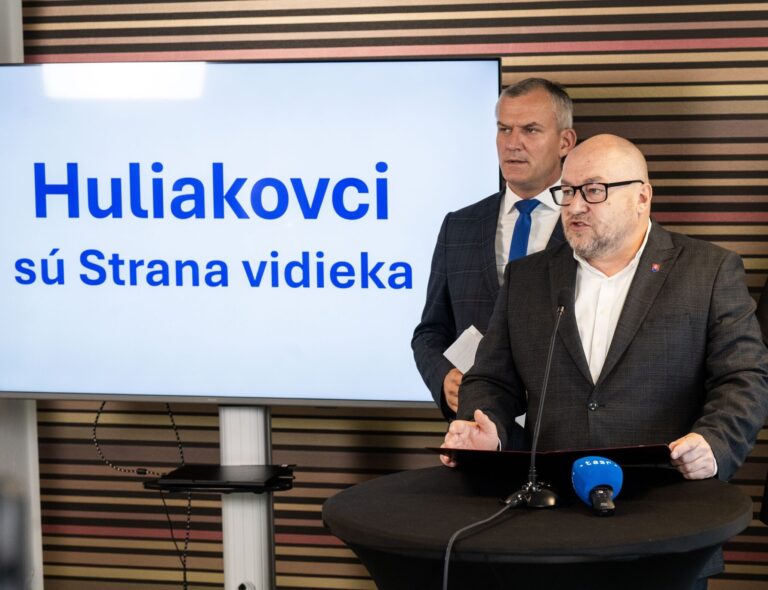 Na snímke zľava sú Roman Malatinec, Rudolf Huliak. Foto: Jakub Kotian/TASR