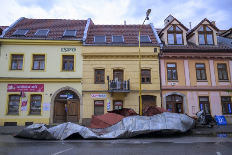 Na východe hrozia opäť ničivé búrky. Nárazy vetra môžu presiahnuť 100 km/h