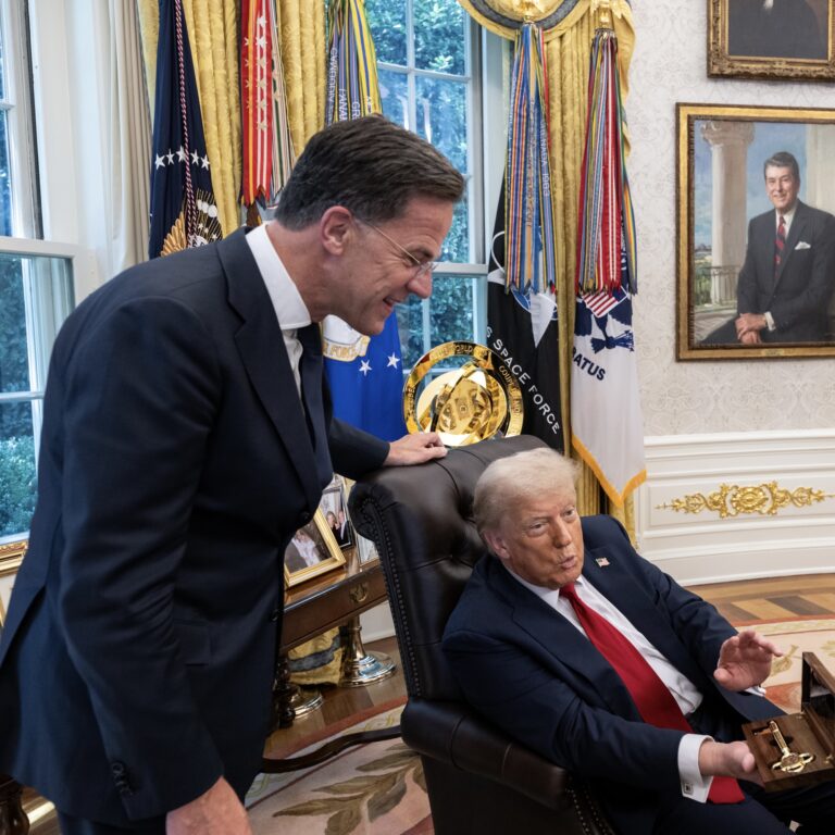 Prezident Donald Trump na stretnutí s generálnym tajomníkom NATO Markom Ruttem v pondelok 14. júla 2025 v Oválnej pracovni. Zdroj: Oficiálne foto Bieleho domu: Daniel Torok / Profimedia