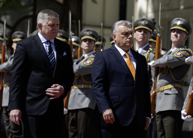 Orbán príde na samit EÚ neskôr, Fica poverí zastupovaním Maďarska