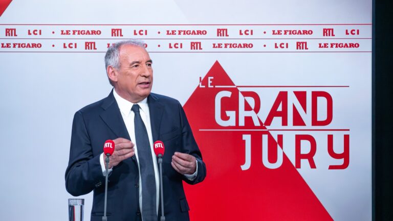 Francúzska vláda prežila hlasovanie o nedôvere