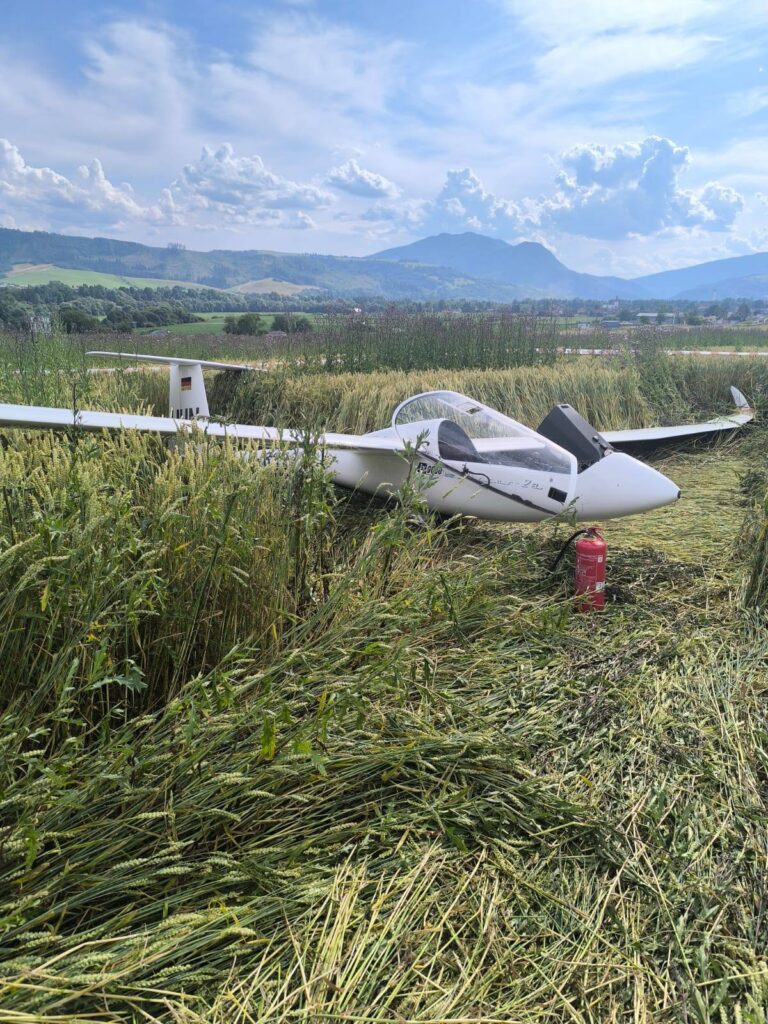 Na Orave havaroval vetroň, zraneného pilota previezol vrtuľník