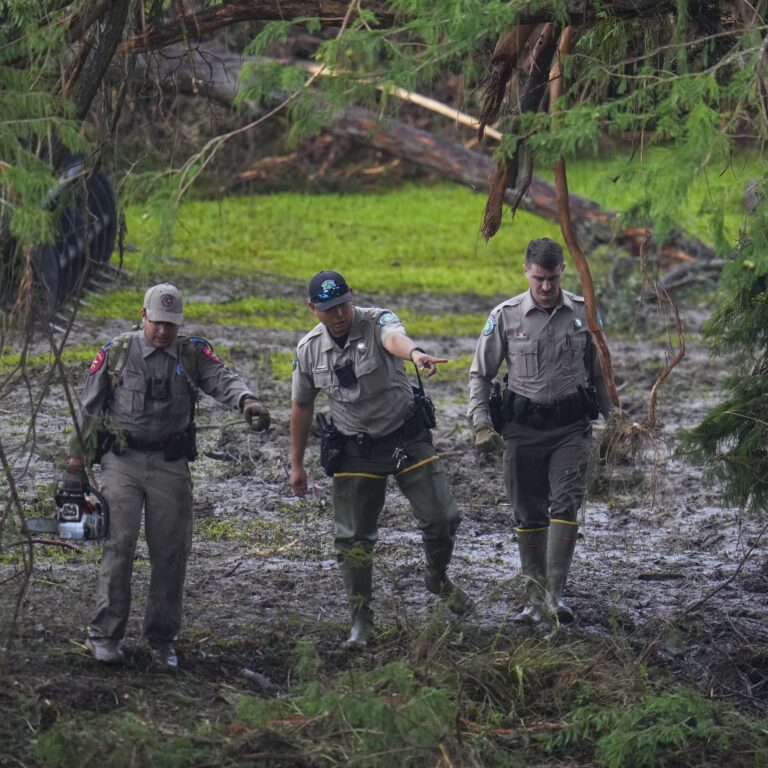 Po záplavách v Texase je stále nezvestných 160 ľudí, Trump ide na miesto