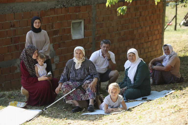 Tisíce ľudí kráčajú do Srebrenice, pripomínajú si masaker z roku 1995