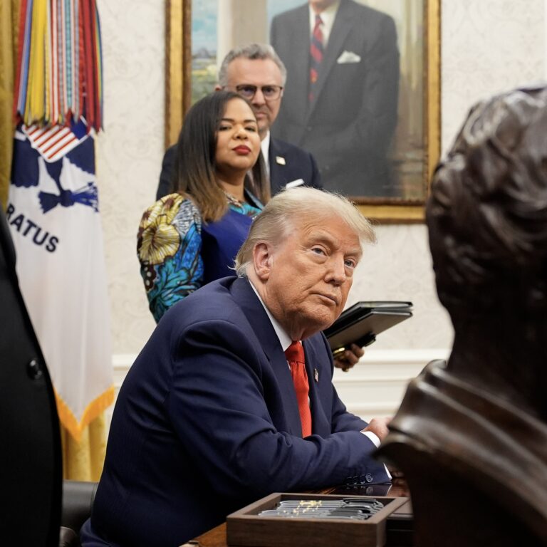 Americký prezident Donald Trump počas stretnutia s ministerkou zahraničných vecí Konžskej demokratickej republiky Therese Kayikwamba Wagnerovou (vzadu) a rwandským ministrom zahraničných vecí Olivierom Nduhungireheom v Oválnej pracovni Bieleho domu vo Washingtone, DC, USA, 27. júna 2025. Zdroj: Yuri Gripas – cez CNP / Polaris / Profimedia