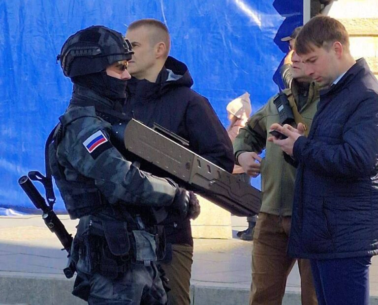 Počas výjazdu niesla Putinova ochranka špeciálnu zbraň proti dronom