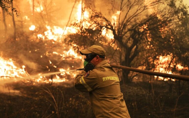 Ostrov Evia v plameňoch. Grécko čelí ďalšiemu požiaru počas horúčav