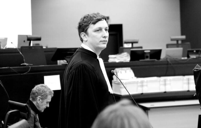 Známy francúzsky advokát je mŕtvy. Obhajoval lekára obvineného z 300 znásilnení