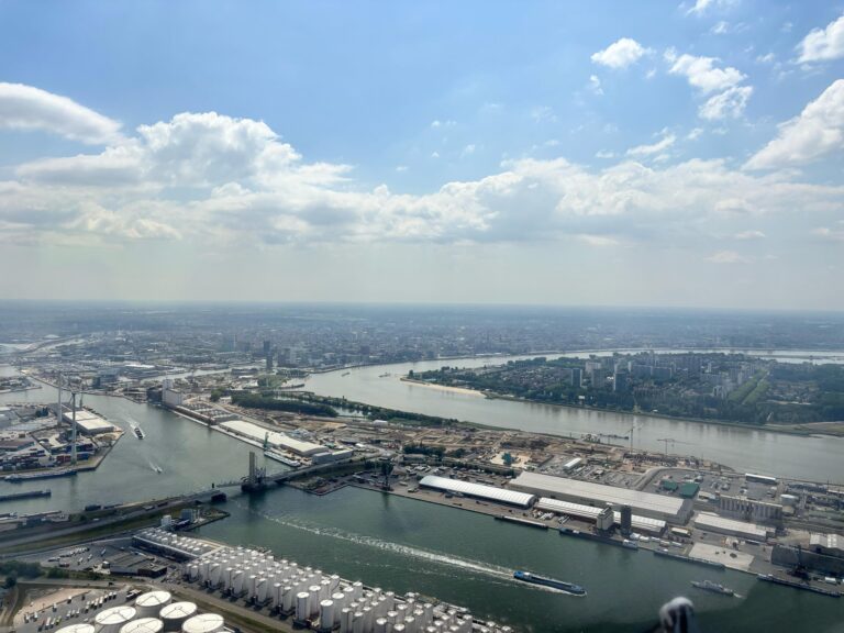 Trumpove clá spôsobili pretlak v Antverpách, tisíce áut čakajú na vývoz